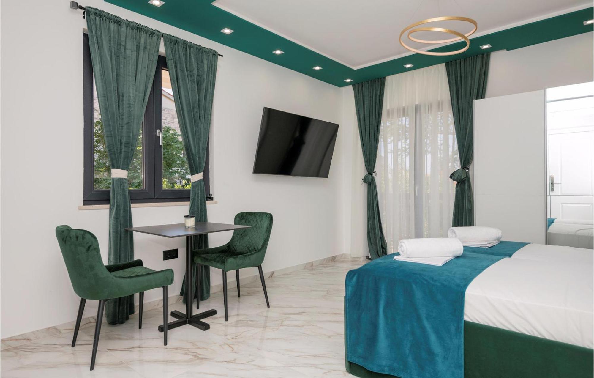 Awesome Apartment In Makarska With Wifi Exterior foto